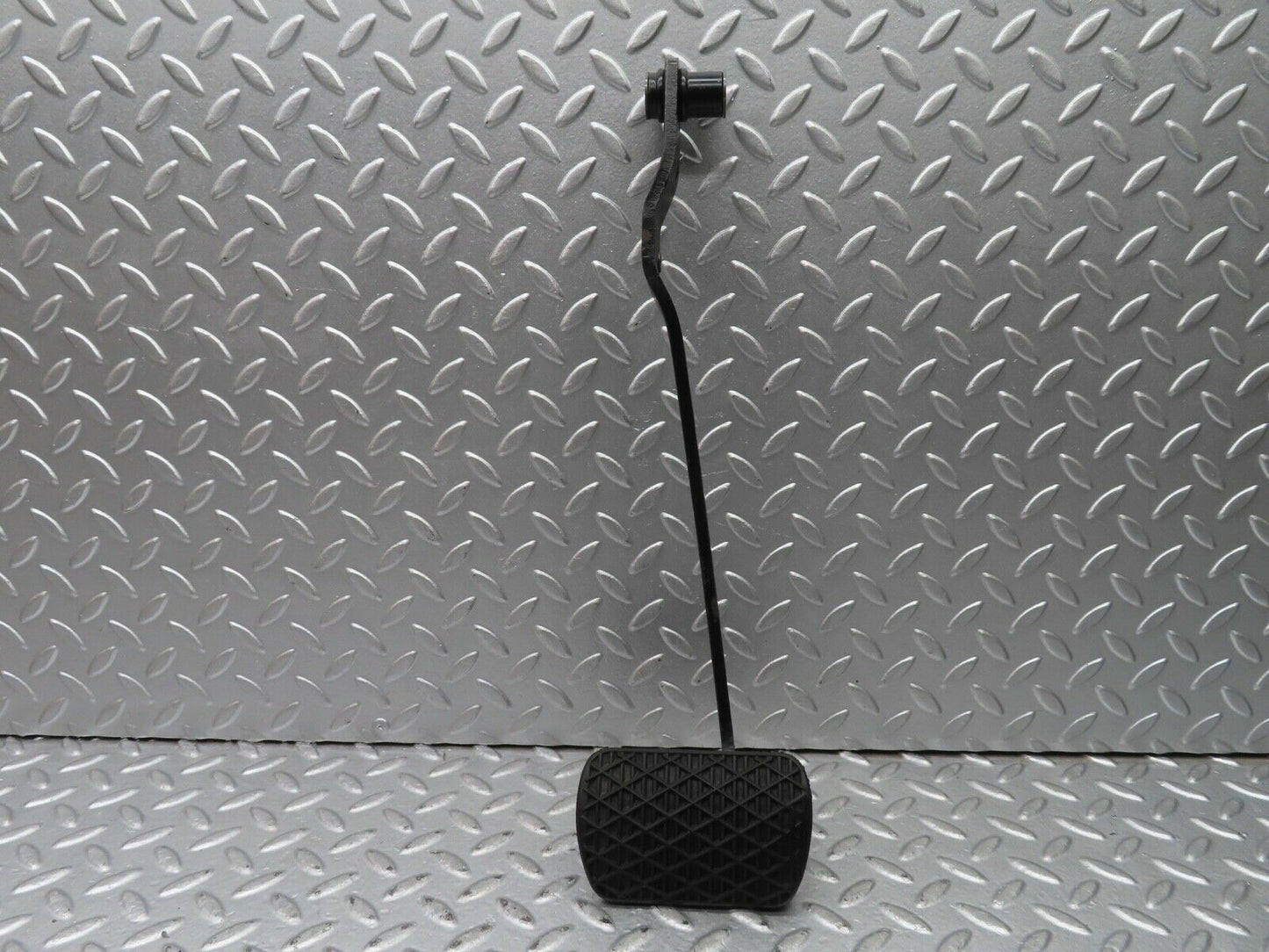 21671 Mercedes-Benz W126 300SE Brake Pedal With Rubber 1232910082