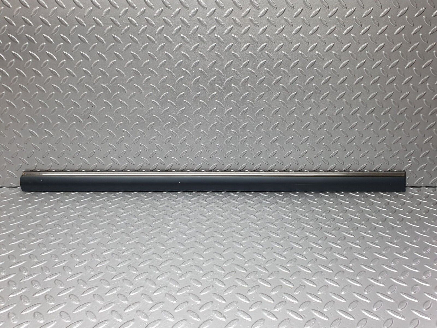 41804 Mercedes-Benz W202 C200 Front Right Door Centre Moulding Trim 2026909462