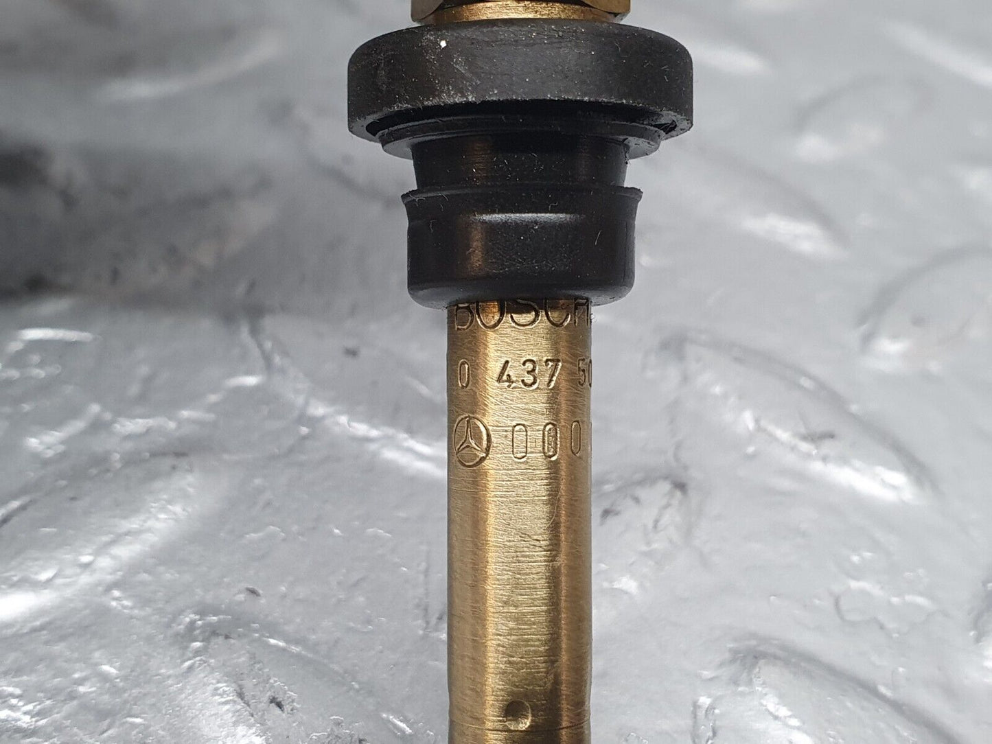41037 Mercedes-Benz W126 300SE Fuel Injector Bosch 0000785623 0437502047