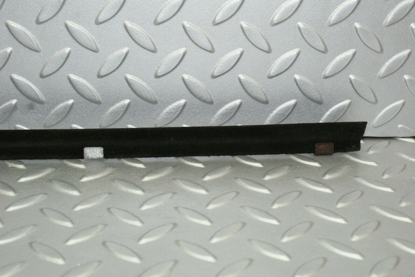 2647 Mercedes-Benz W116 350SE Glass Seal Trim Rubber Front Right