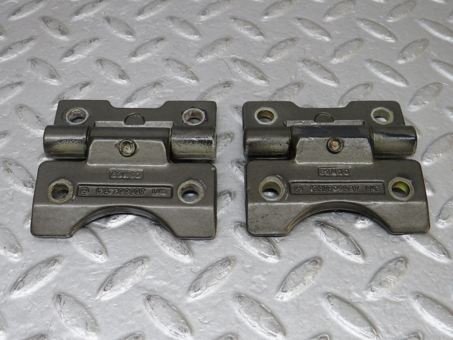 36071 Mercedes-Benz W126 420SE Door Hinge 1237200037