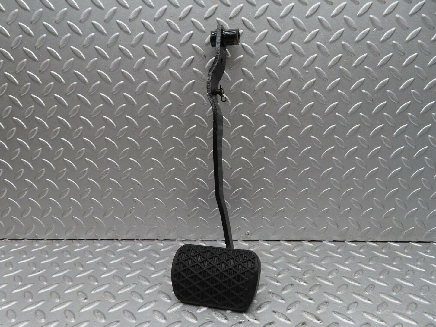 7020 Mercedes-Benz W123 230E Brake Pedal 1232910082