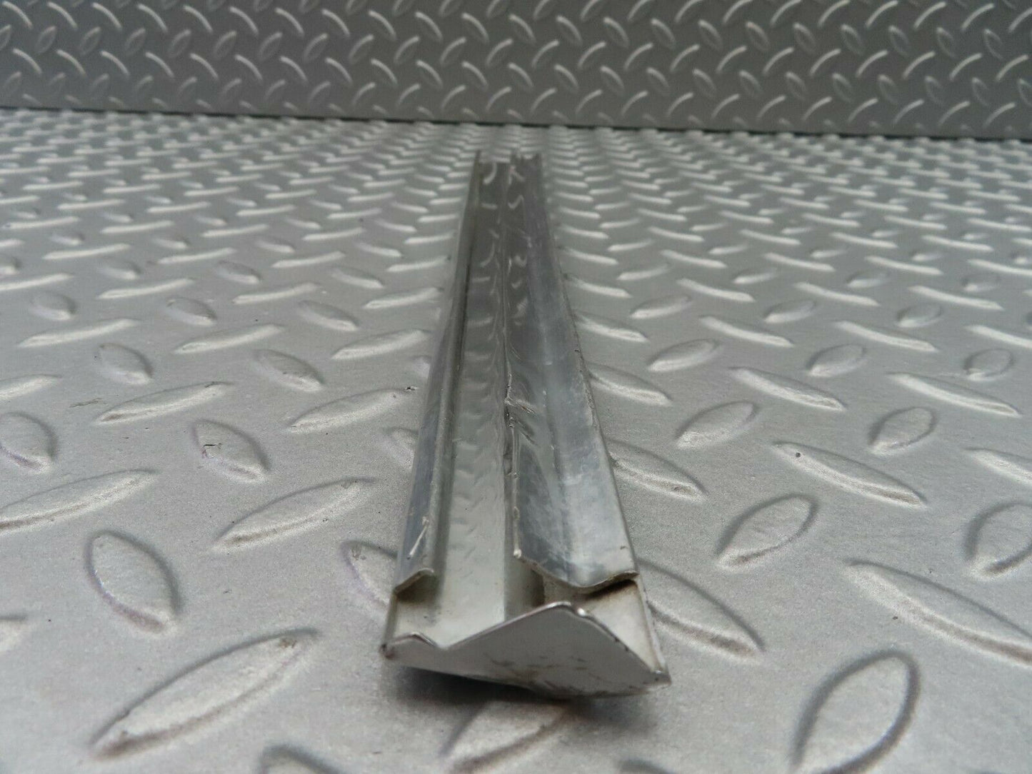 6895 Mercedes-Benz C107 350SLC Coupe Rear Left Window Chrome