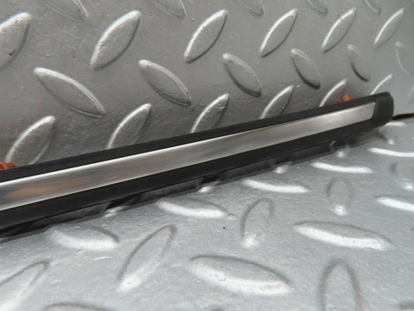 18004 Mercedes-Benz W123 200 Front Right Fender Wing Centre Moulding Trim