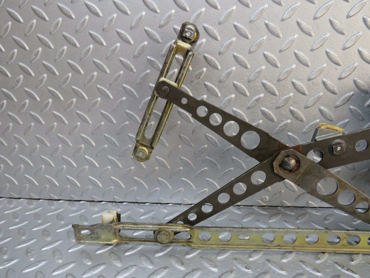 40606 Mercedes-Benz W123 300D Front Left Power Window Regulator 1237202746