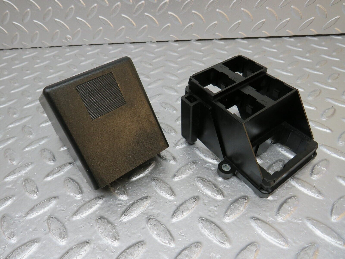 30641 Mercedes-Benz W201 190E 2.0L Relay Box Cover 2015450103 2015451040