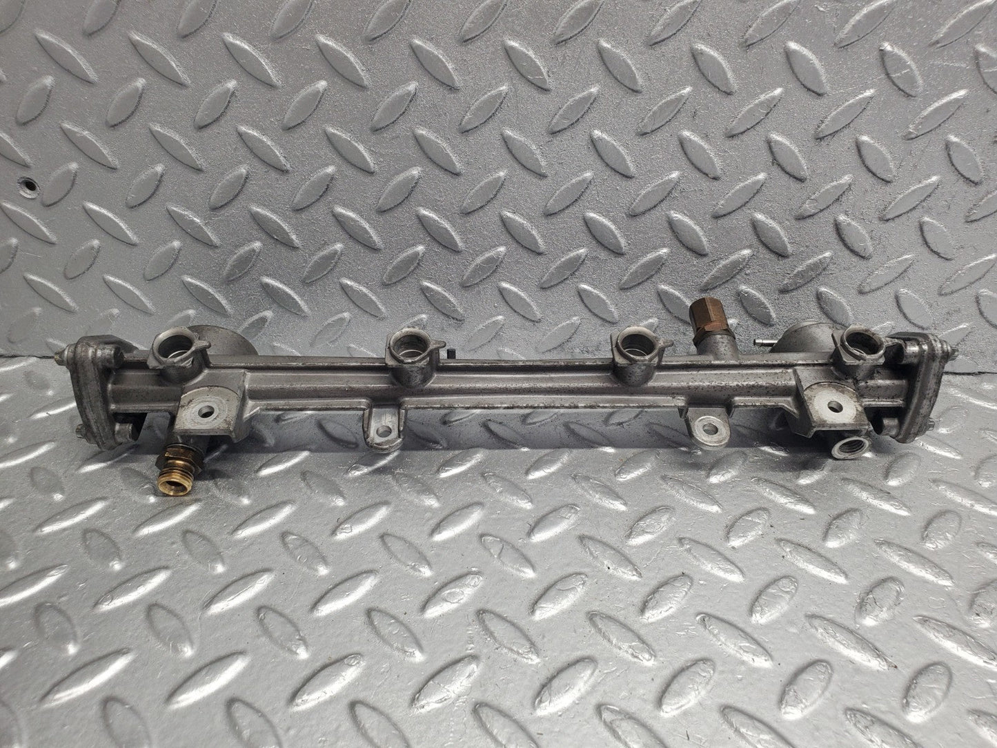 W124 Wagon fuel injector rail used OEM
