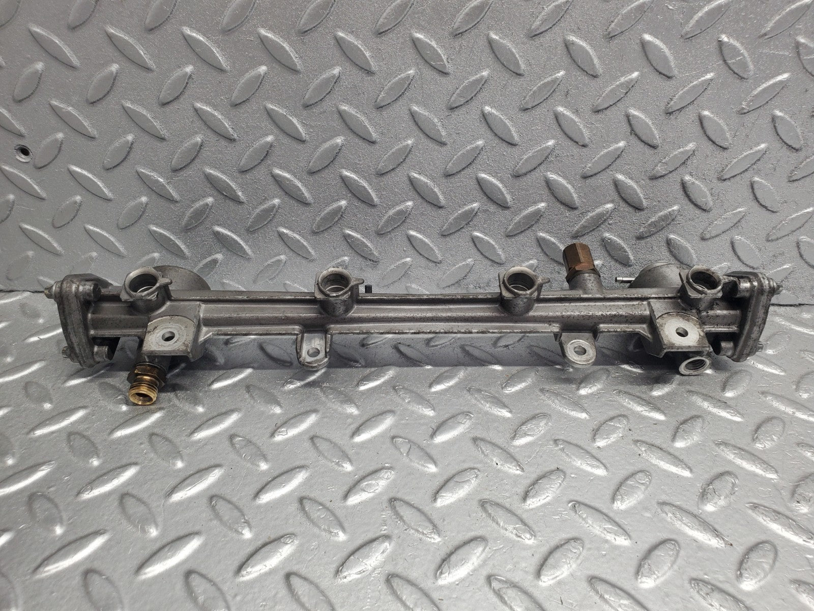 W124 Wagon fuel injector rail used OEM