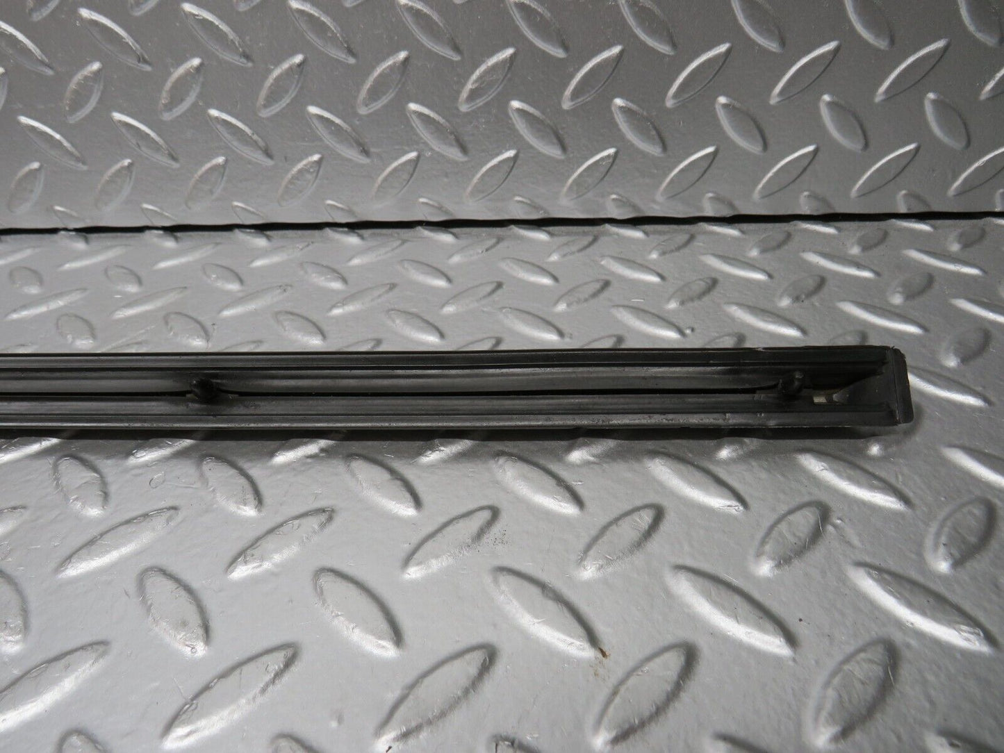31098 Mercedes-Benz W123 200D Front Right Door Centre Moulding Trim