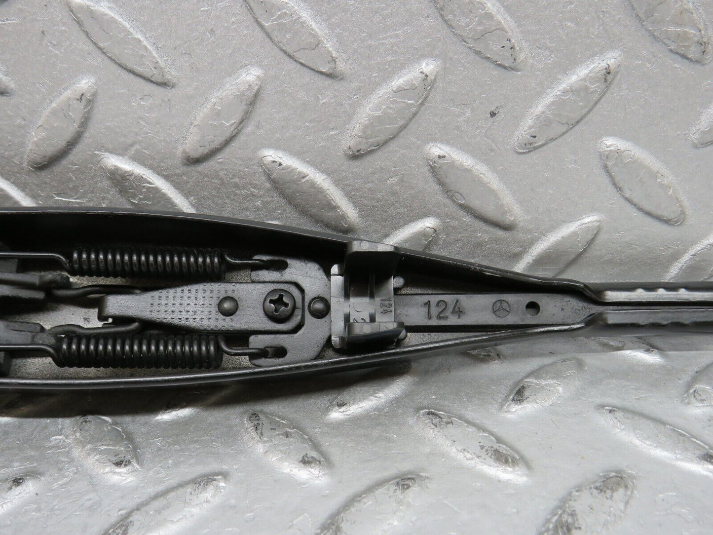 37866 Mercedes-Benz A124 320E Cabriolet Wiper Arm Bosch