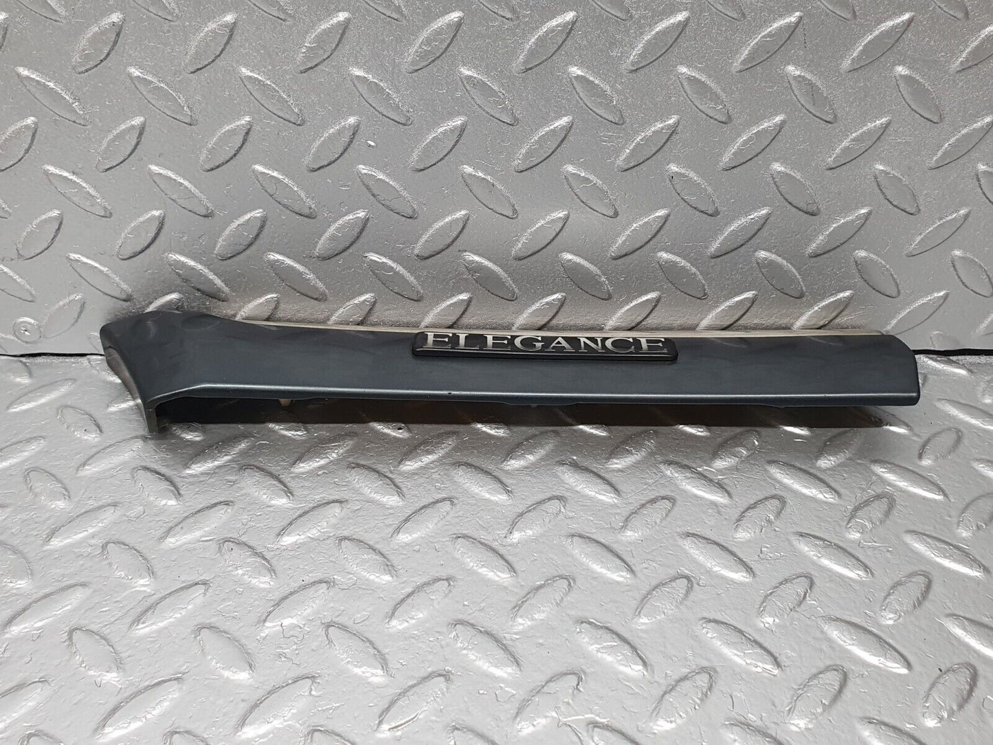 41803 Mercedes-Benz W202 C200 Front Left Fender Wing Centre Moulding 2026909162