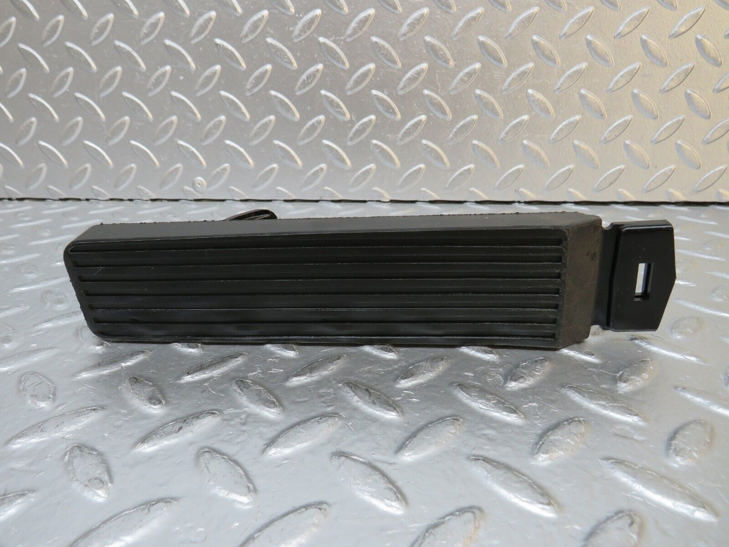 30638 Mercedes-Benz W201 190E 2.0L Accelerator Pedal & Rubber 1263000504