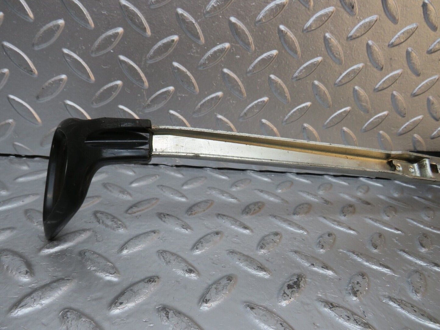 31174 Mercedes-Benz W123 230E Front Right Seat Sliding Adjust Handle