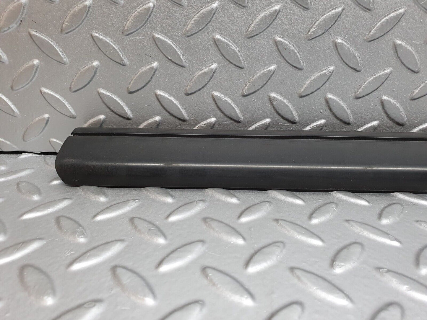 41683 Mercedes-Benz W124 200E Front Right Door Centre Moulding Trim