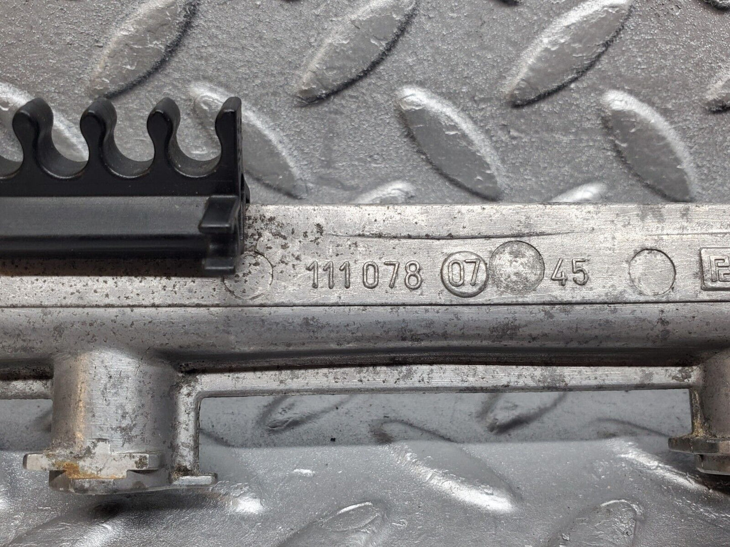 44733 Mercedes-Benz W124 220E Fuel Injector Rail 1110780745