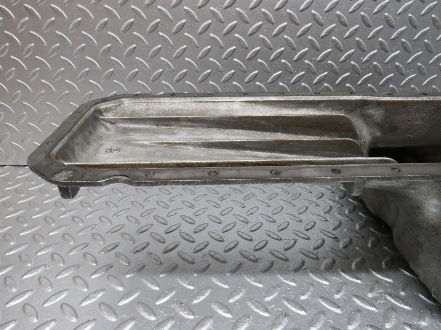 32960 Mercedes-Benz C107 R107 450 V8 Oil Pan Oil Sump 1160105113