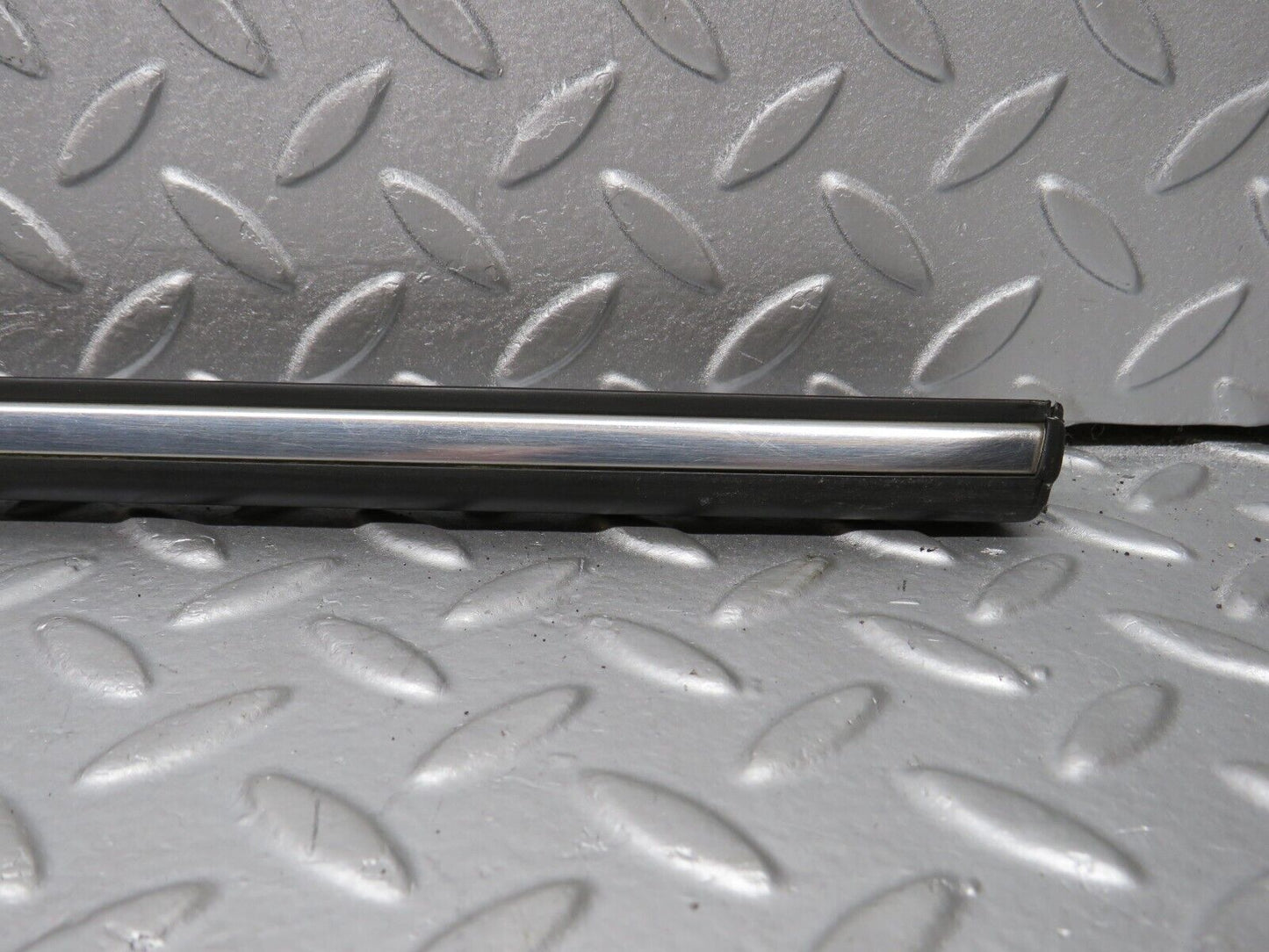 40641 Mercedes-Benz W123 300D Rear Left Door Centre Moulding Trim