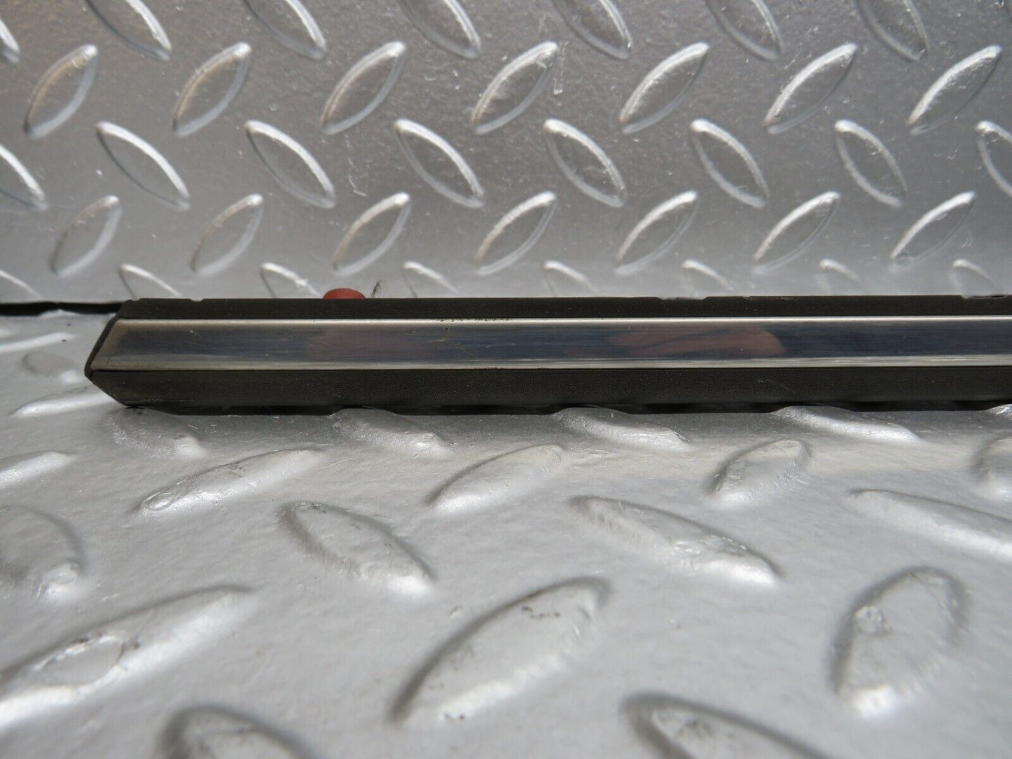 31098 Mercedes-Benz W123 200D Front Right Door Centre Moulding Trim
