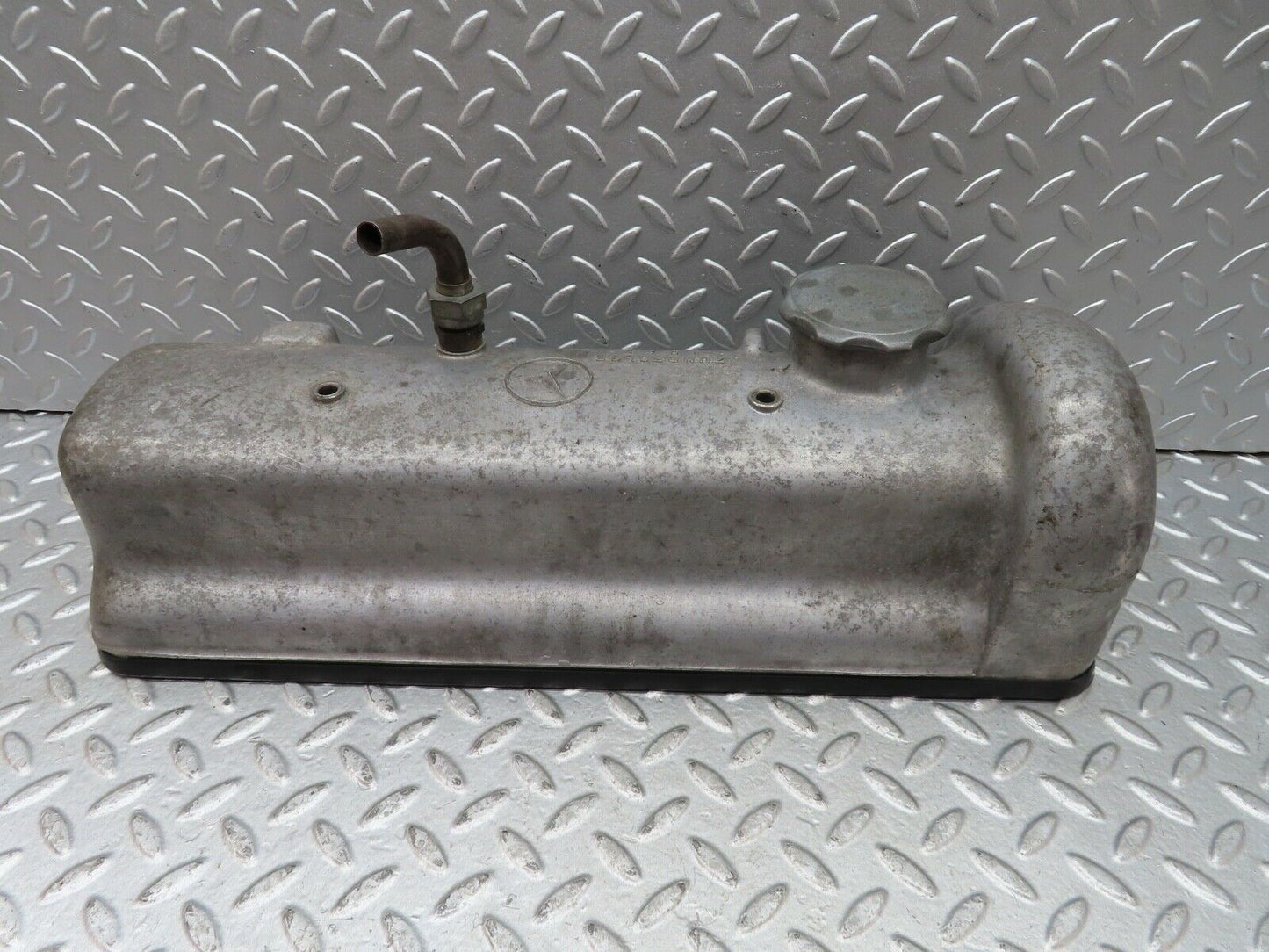 19285 Mercedes-Benz W120 W121 Cylinder Head Valve Cover 1210161405
