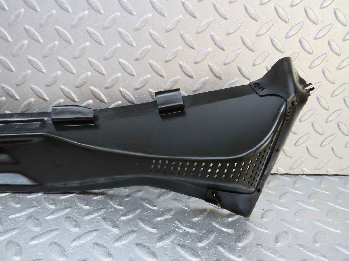 37031 Mercedes-Benz C126 420SEC Coupe Water Drain 1268300813 1268300713