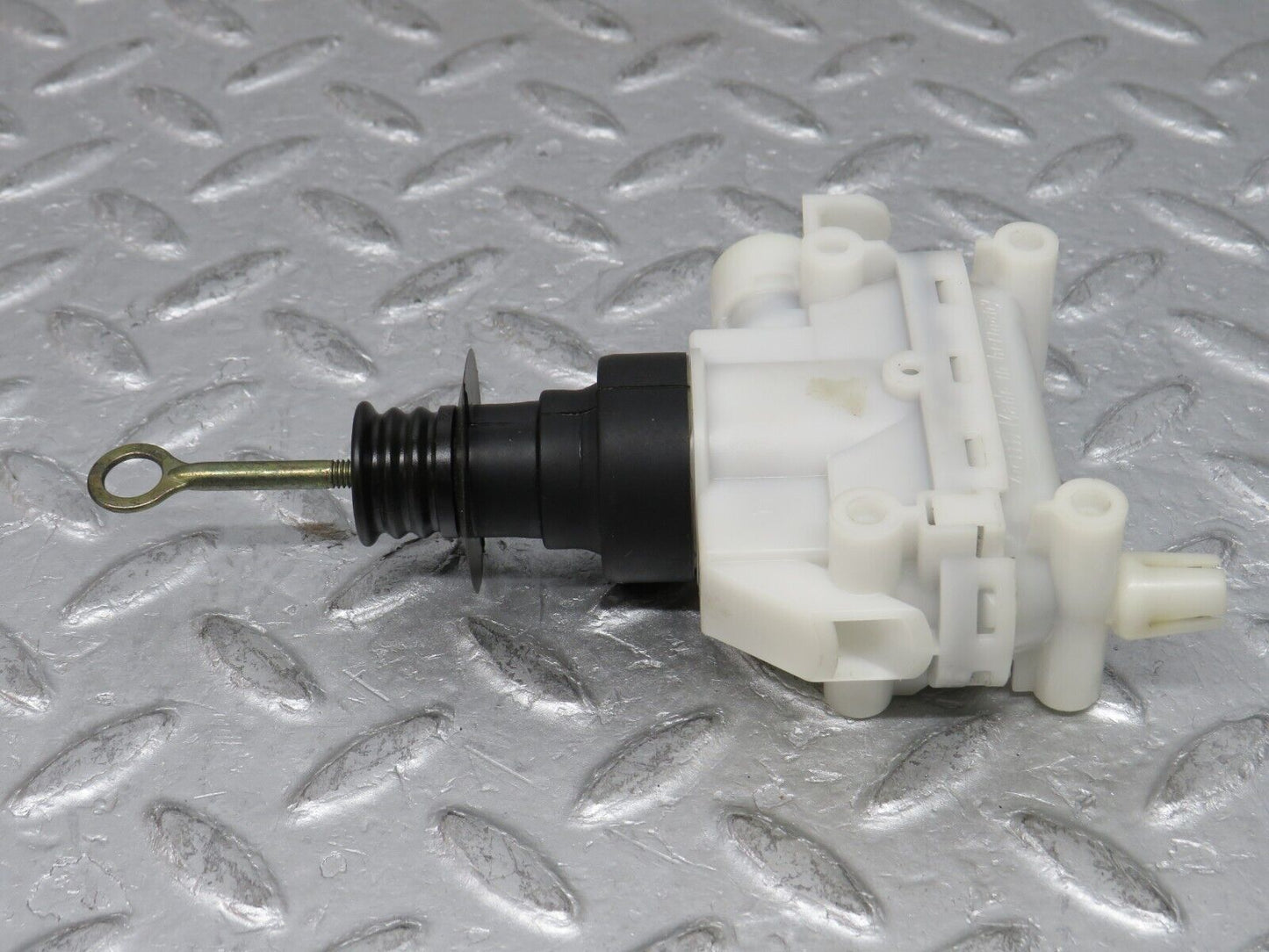 37771 Mercedes-Benz A124 320E Cabriolet Right Door Lock Vacuum Actuator