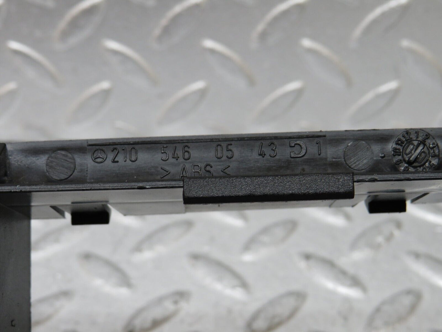 34810 Mercedes-Benz W210 320E Fuse Box Fuse Holder 2105460543