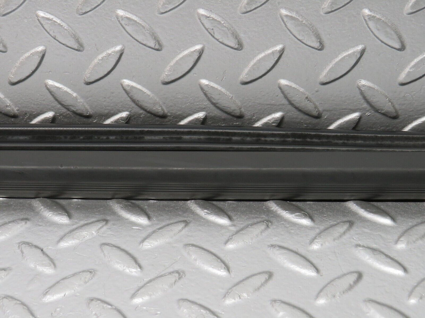32591 Mercedes-Benz S124 300TE Wagon Door Lower Sealing Rubber Trim Left