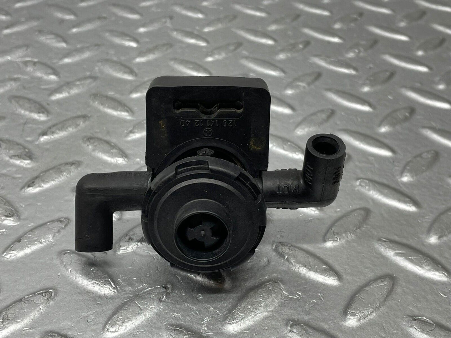 38027 Mercedes-Benz W124 220E Fuel Regeneration Vacuum Valve 0011408060