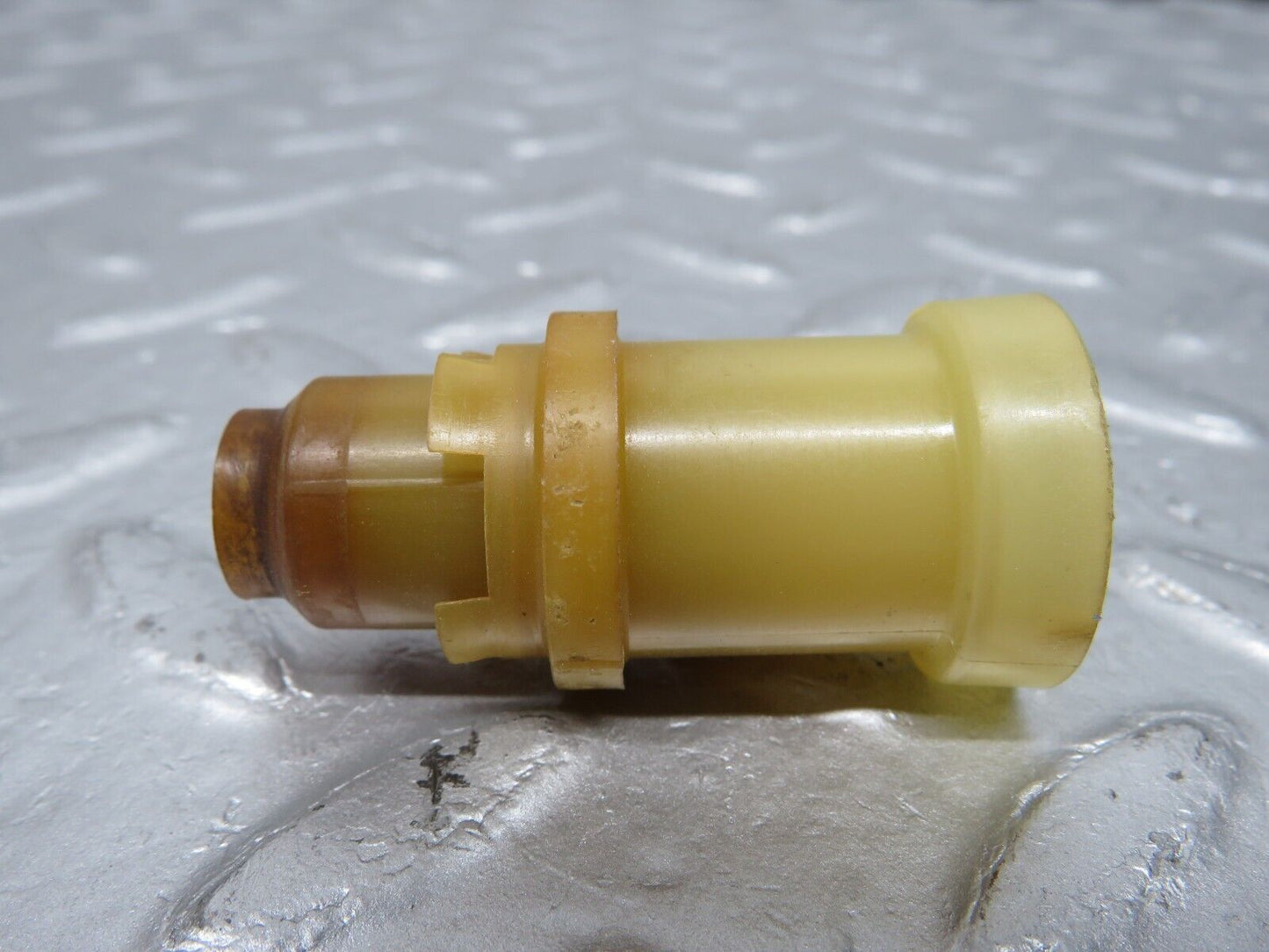 40172 Mercedes-Benz R107 350SL Coupe Fuel Injector Holder 2x
