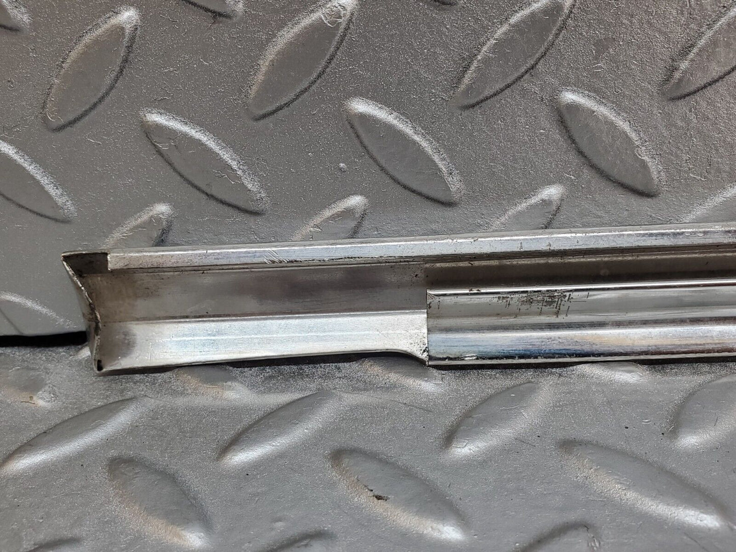 45808 Mercedes-Benz W126 420SE Front Right Door Chrome Moulding Trim