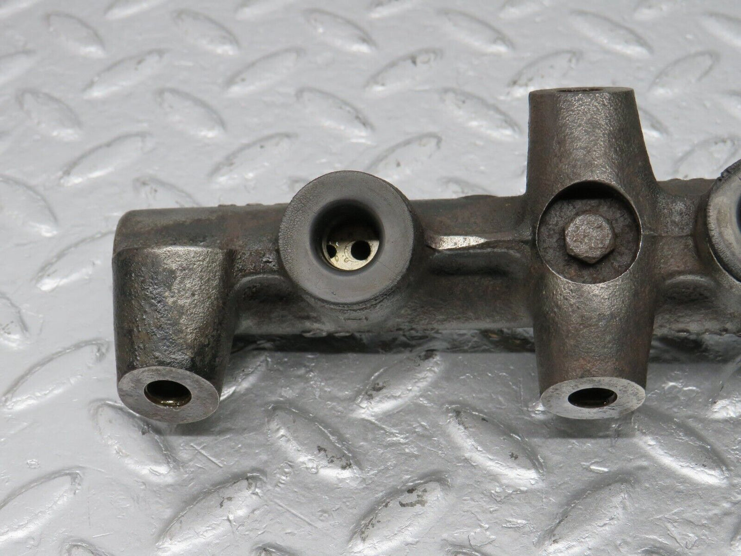 40703 Mercedes-Benz W123 300D Brake Master Cylinder Bendix