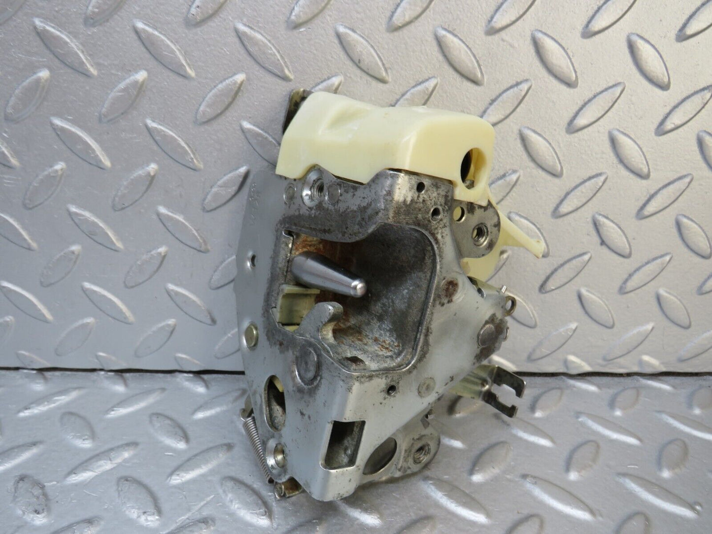 36972 Mercedes-Benz C126 420SEC Coupe Left Door Lock Mechanism