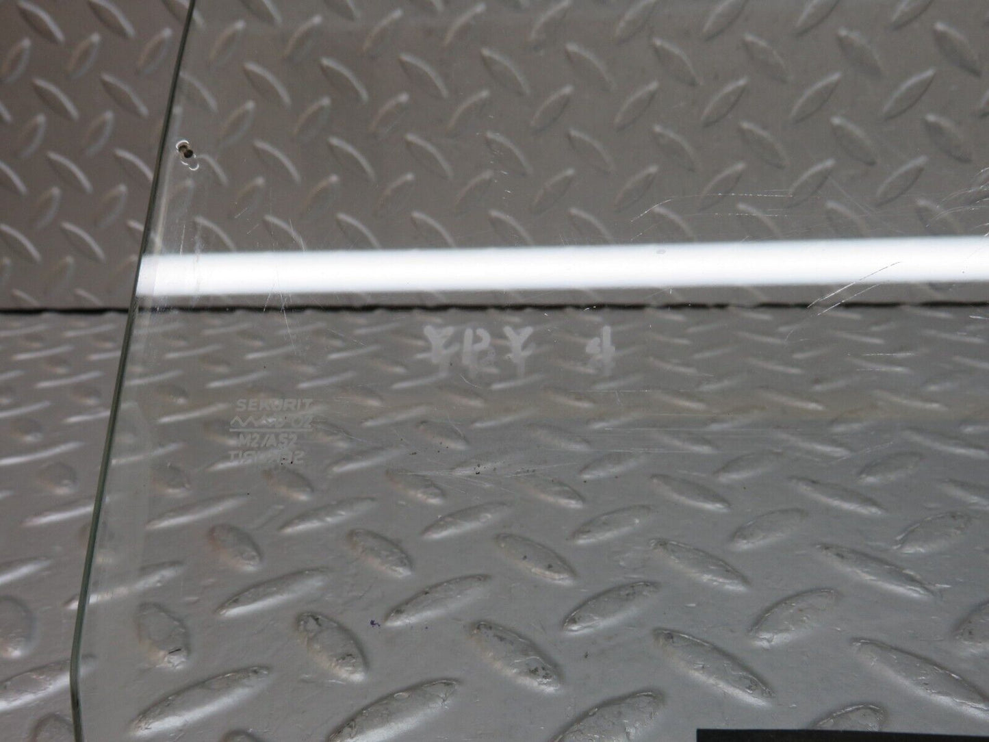 35874 Mercedes-Benz W108 Front Right Door Window Glass