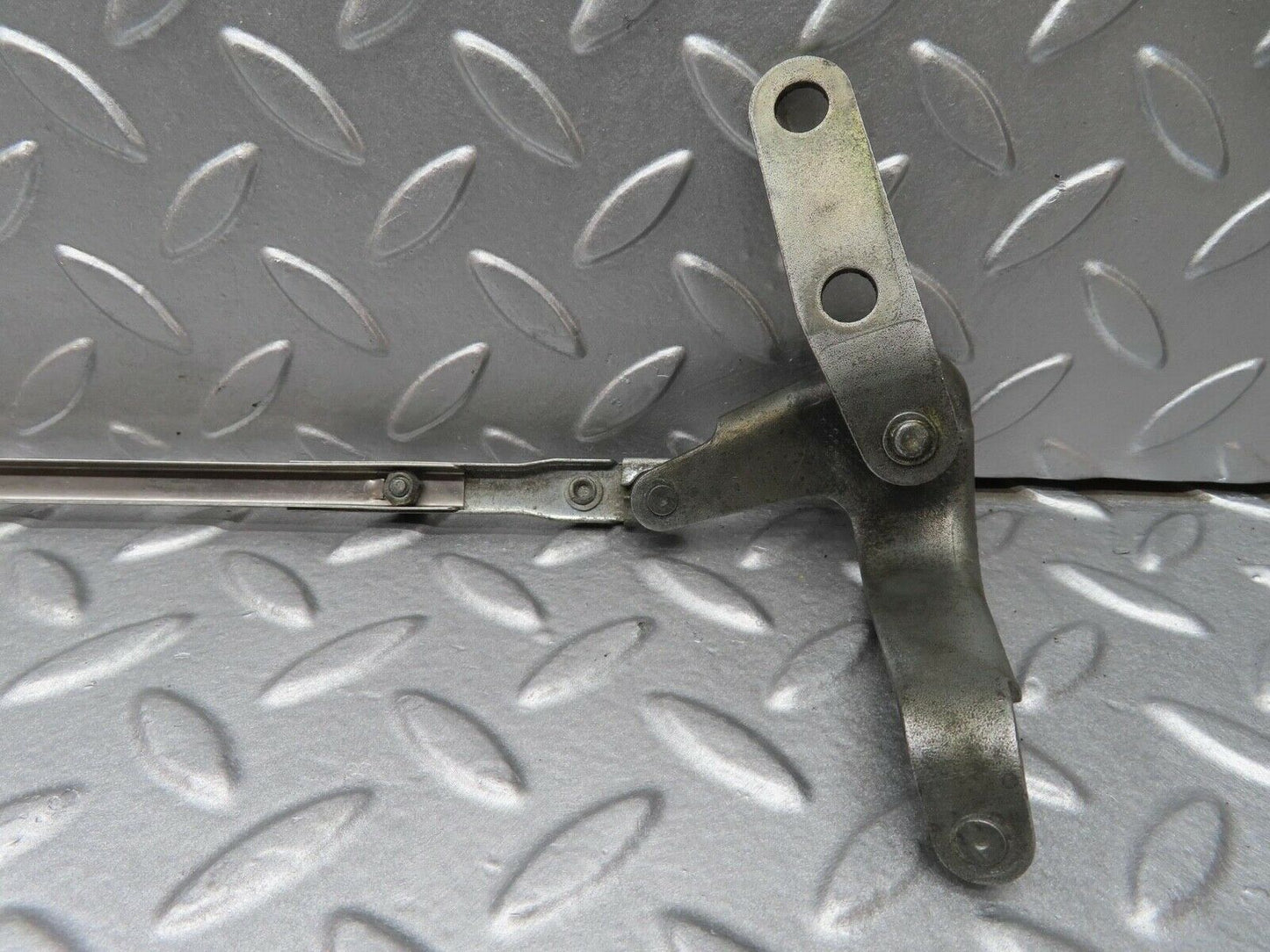 14059 Mercedes-Benz C107 280SLC Throttle Linkage
