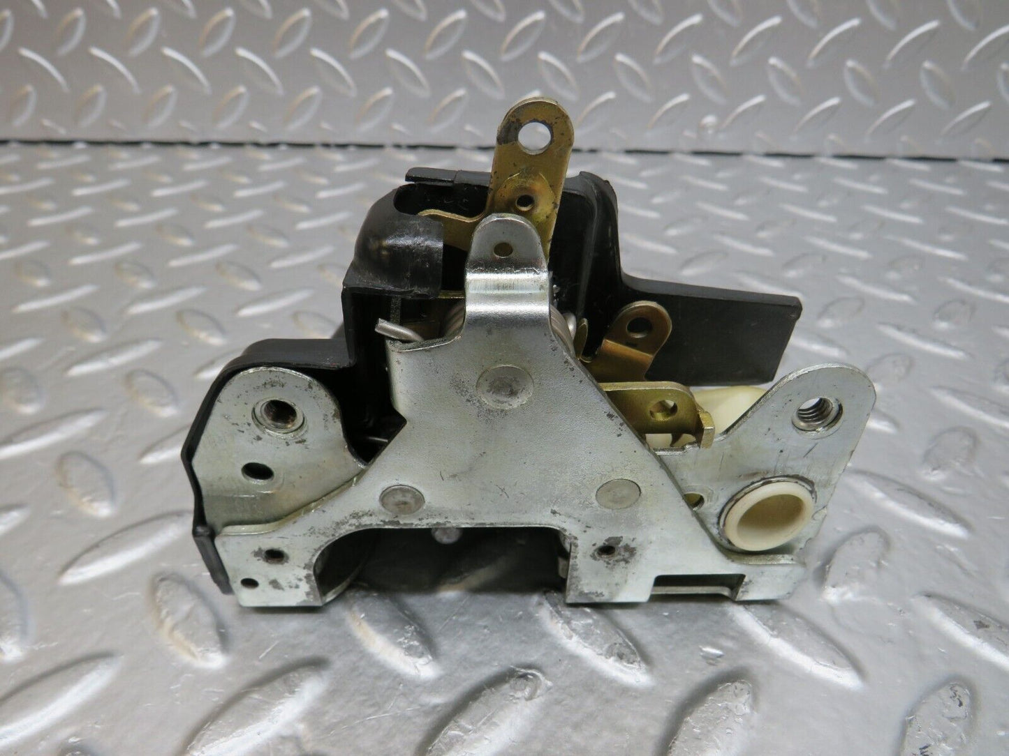 25458 Mercedes-Benz W123 200 Front Left Door Lock Mechanism 1237230108