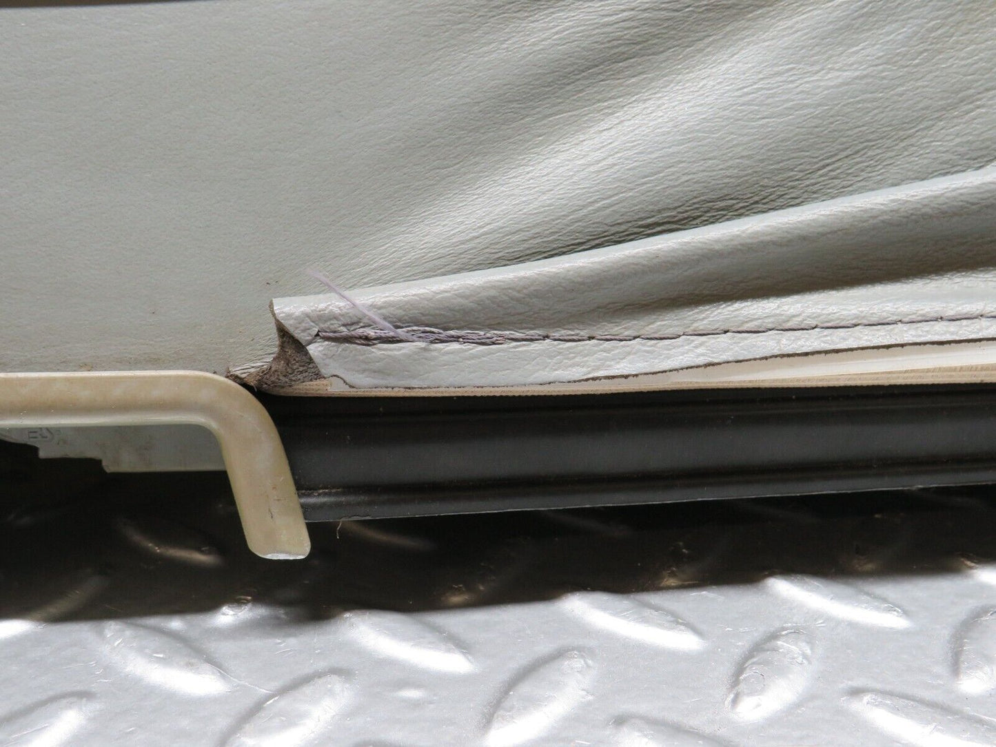 31500 Mercedes-Benz S124 220TE Wagon Third Seat Bench 1249300194