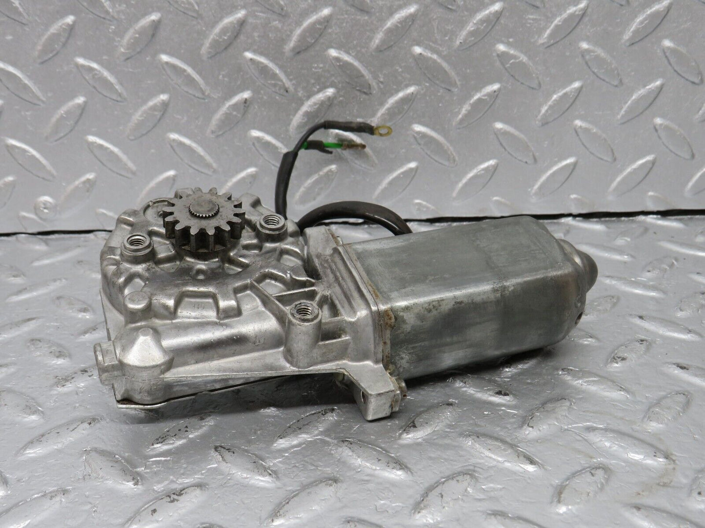 40592 Mercedes-Benz W123 300D Front Left Window Regulator Motor 0130821018