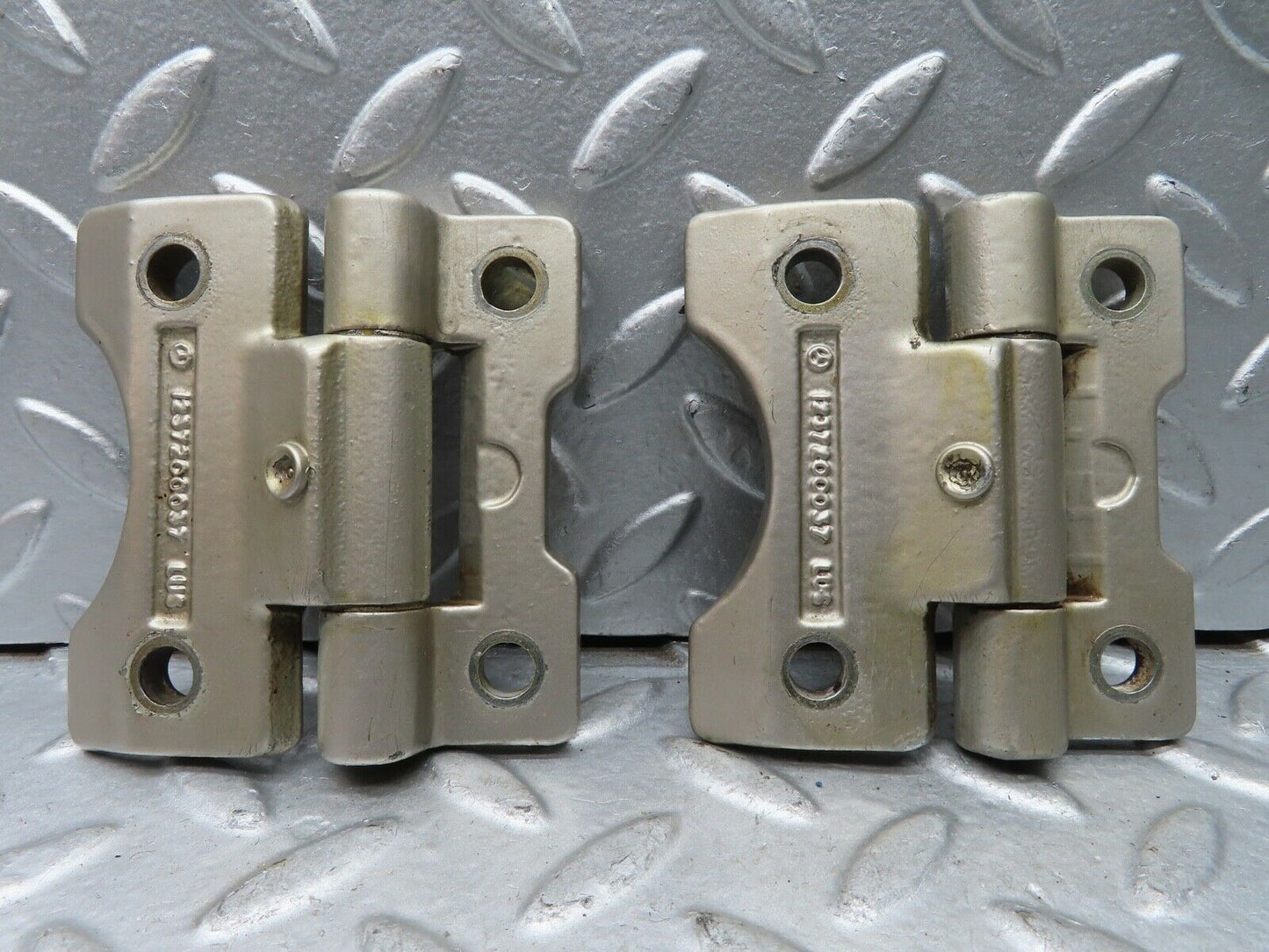 21537 Mercedes-Benz W126 300SE Door Hinges Pair 1237200037
