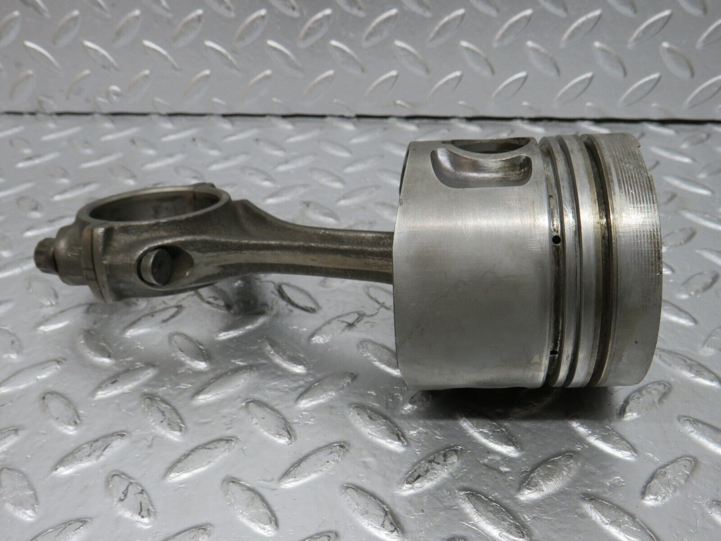 32935 Mercedes-Benz W123 300D Piston With Connecting Rod 90.885 mm 61502