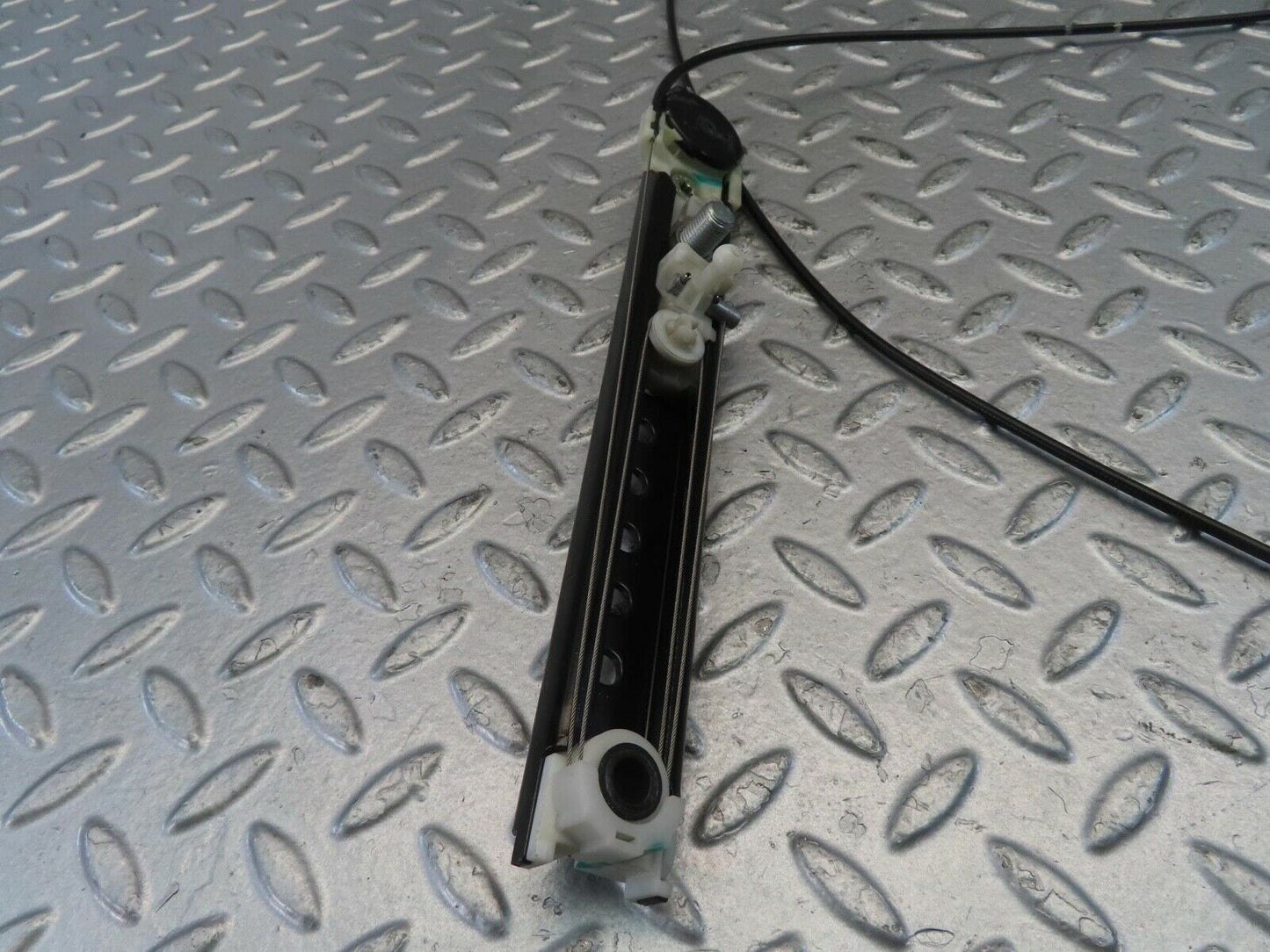 11222 Mercedes-Benz W221 S320 Front Right Seat Belt Adjuster Cable 2218600288