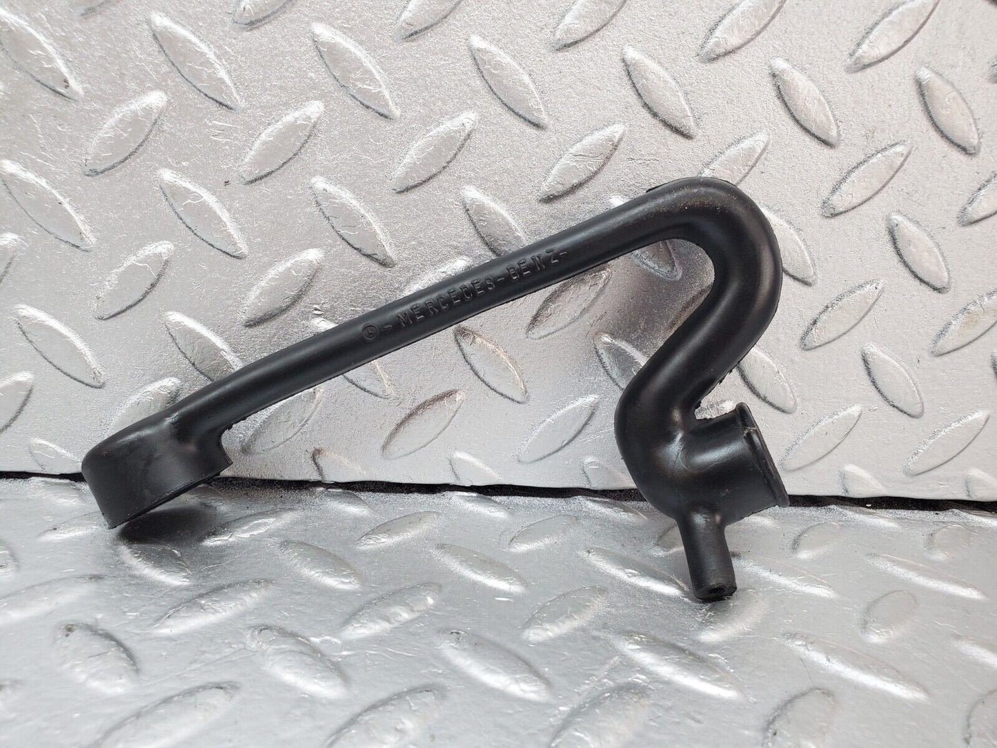 44438 Mercedes-Benz W123 280E Crankcase Breather Hose Pipe 1100942482