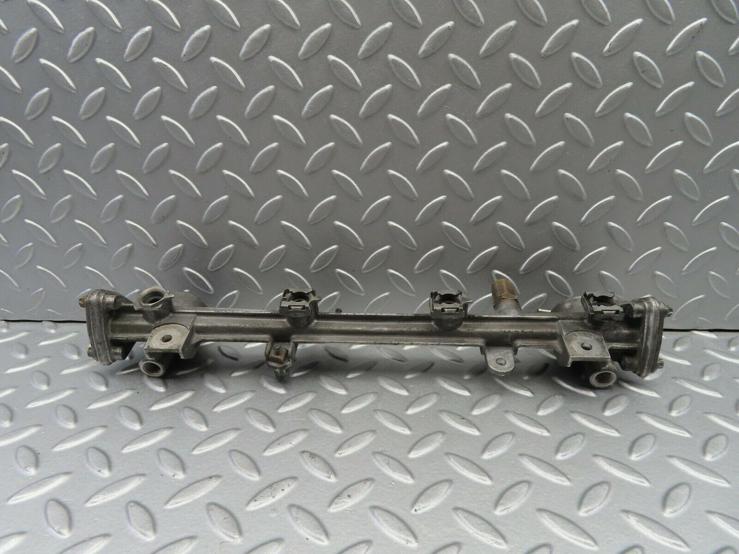 6784 Mercedes-Benz S124 E220 Wagon Fuel Injector Rail 1110780745