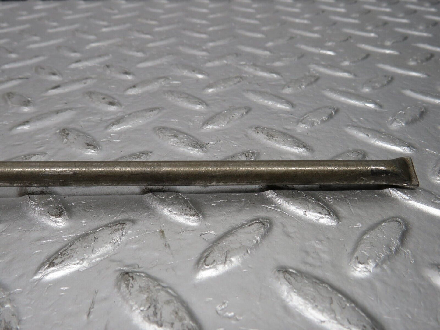 31076 Mercedes-Benz W123 200D Camshaft Oil Tube