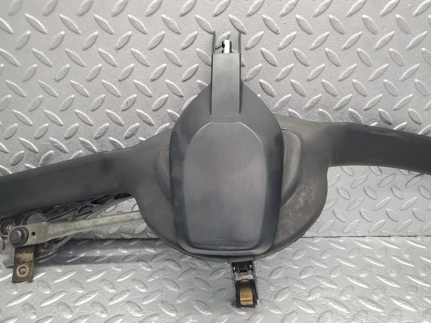 W124 Wagon windscreen wiper mechanism linkage used OEM