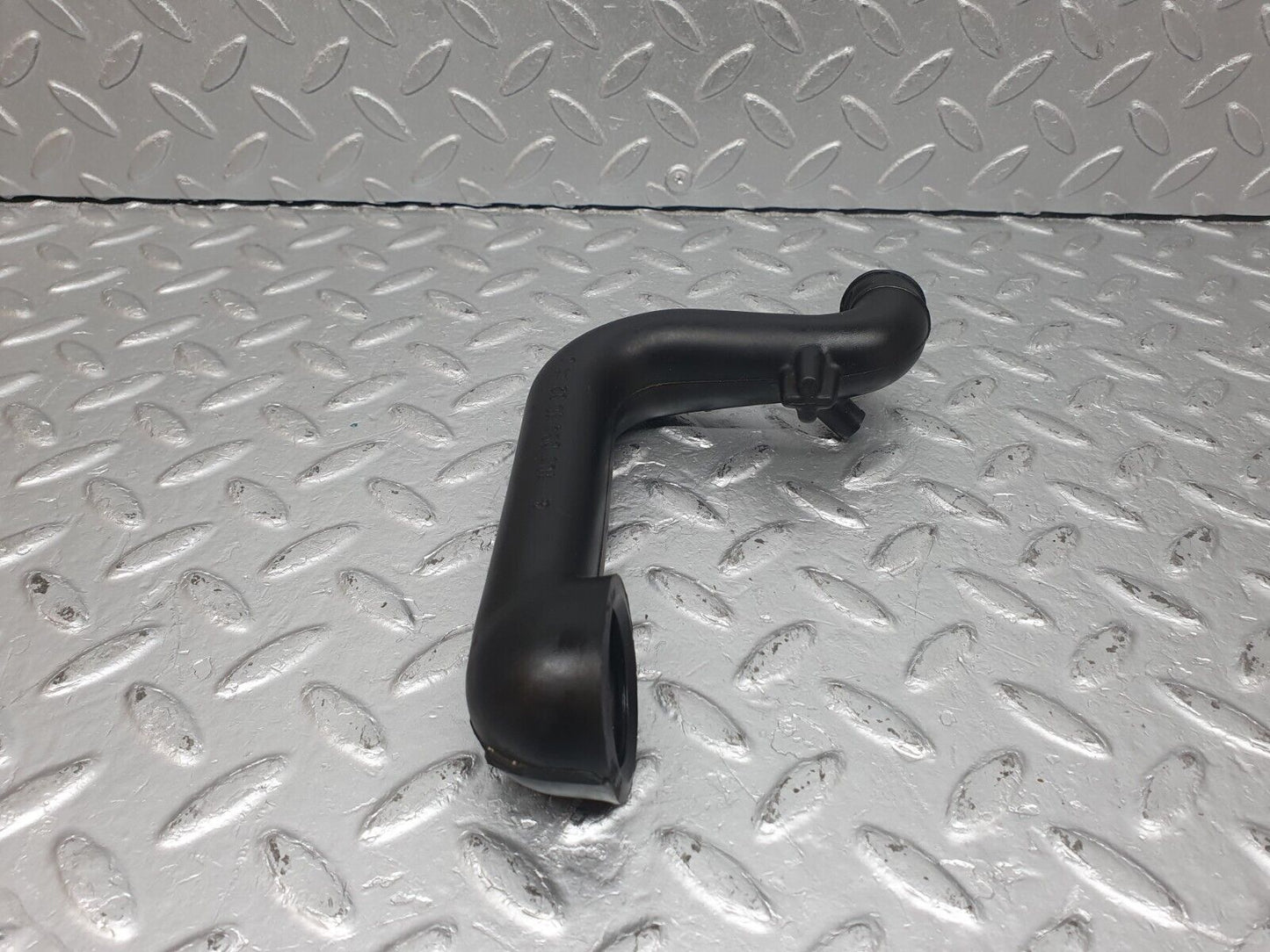 40982 Mercedes-Benz W126 300SE Crank Case Breather Hose 1030941082