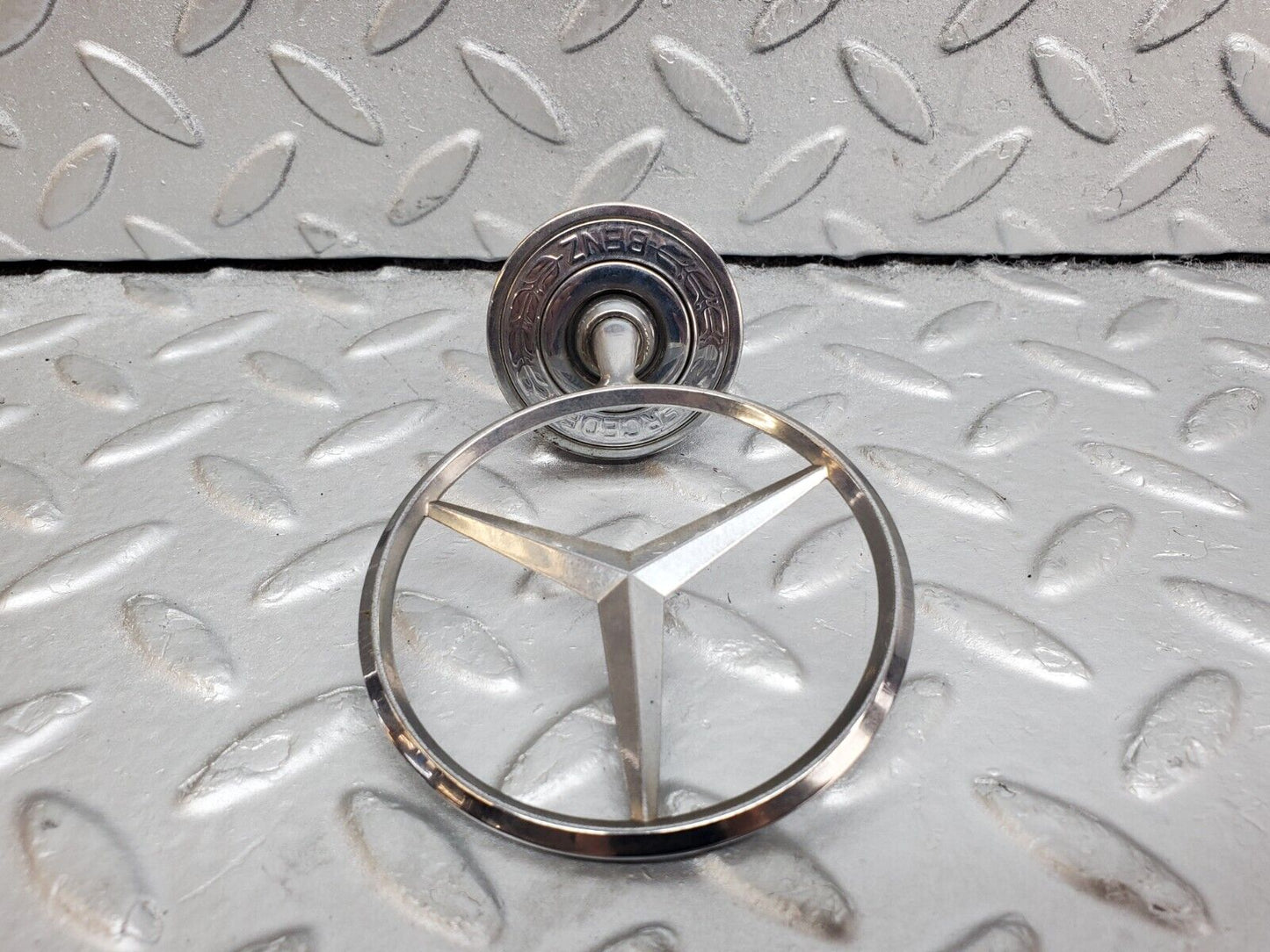 44752 Mercedes-Benz W124 220E Front Emblem Badge