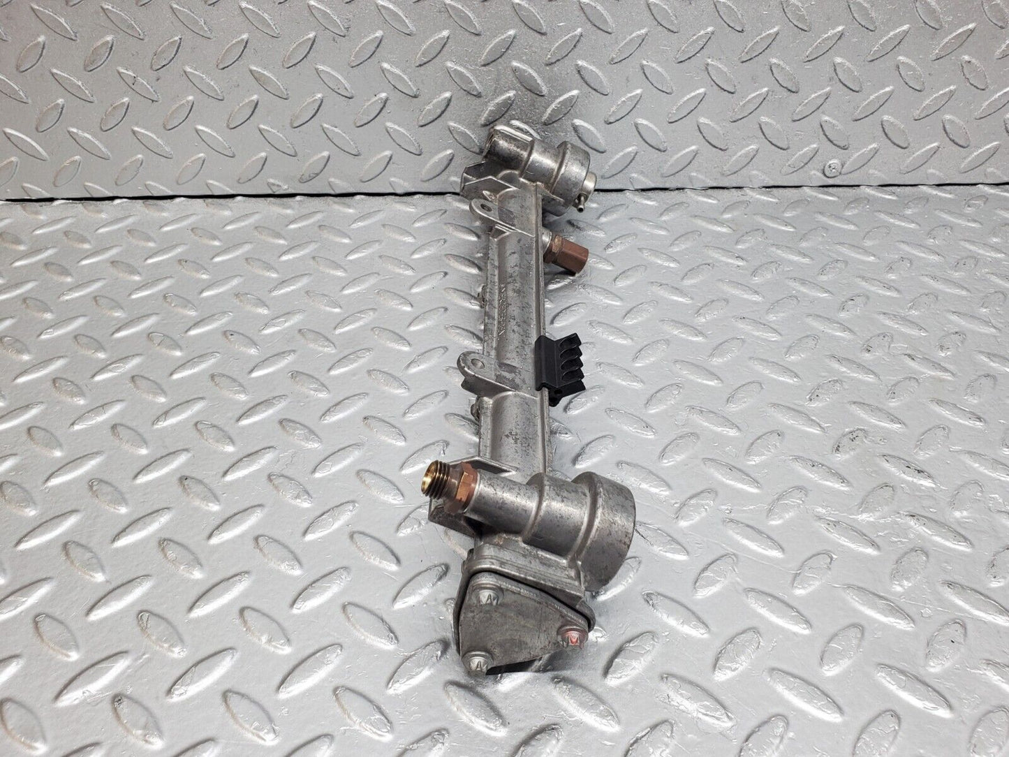 44733 Mercedes-Benz W124 220E Fuel Injector Rail 1110780745