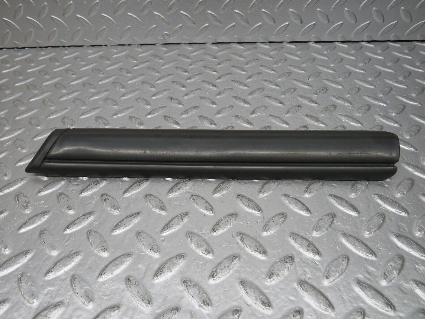32297 Mercedes-Benz S124 300TE Wagon Front Right Fender Wing Centre Moulding Trim