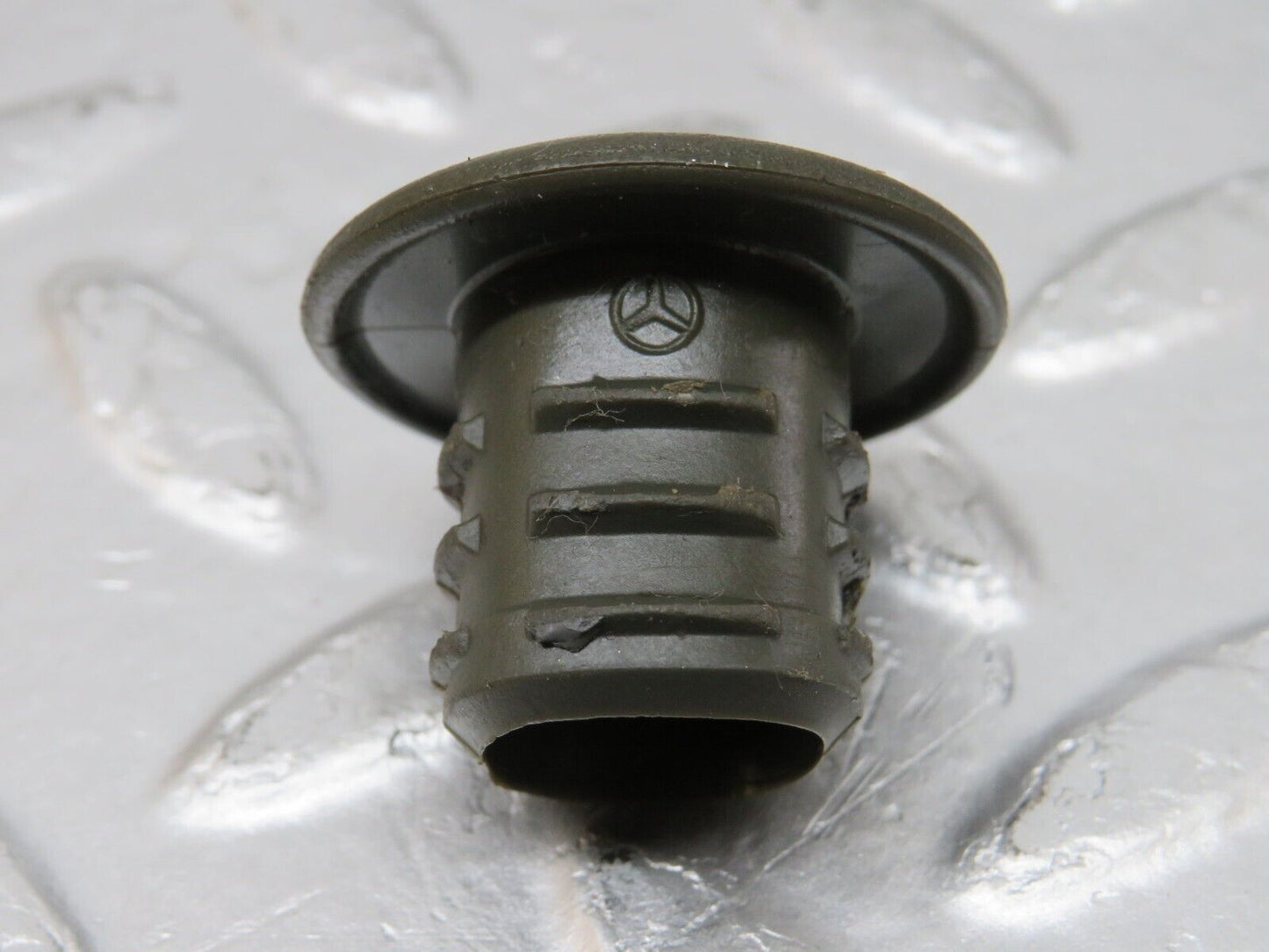 34192 Mercedes-Benz W124 260E Jack Lifting Point Plug 2x 1245830315
