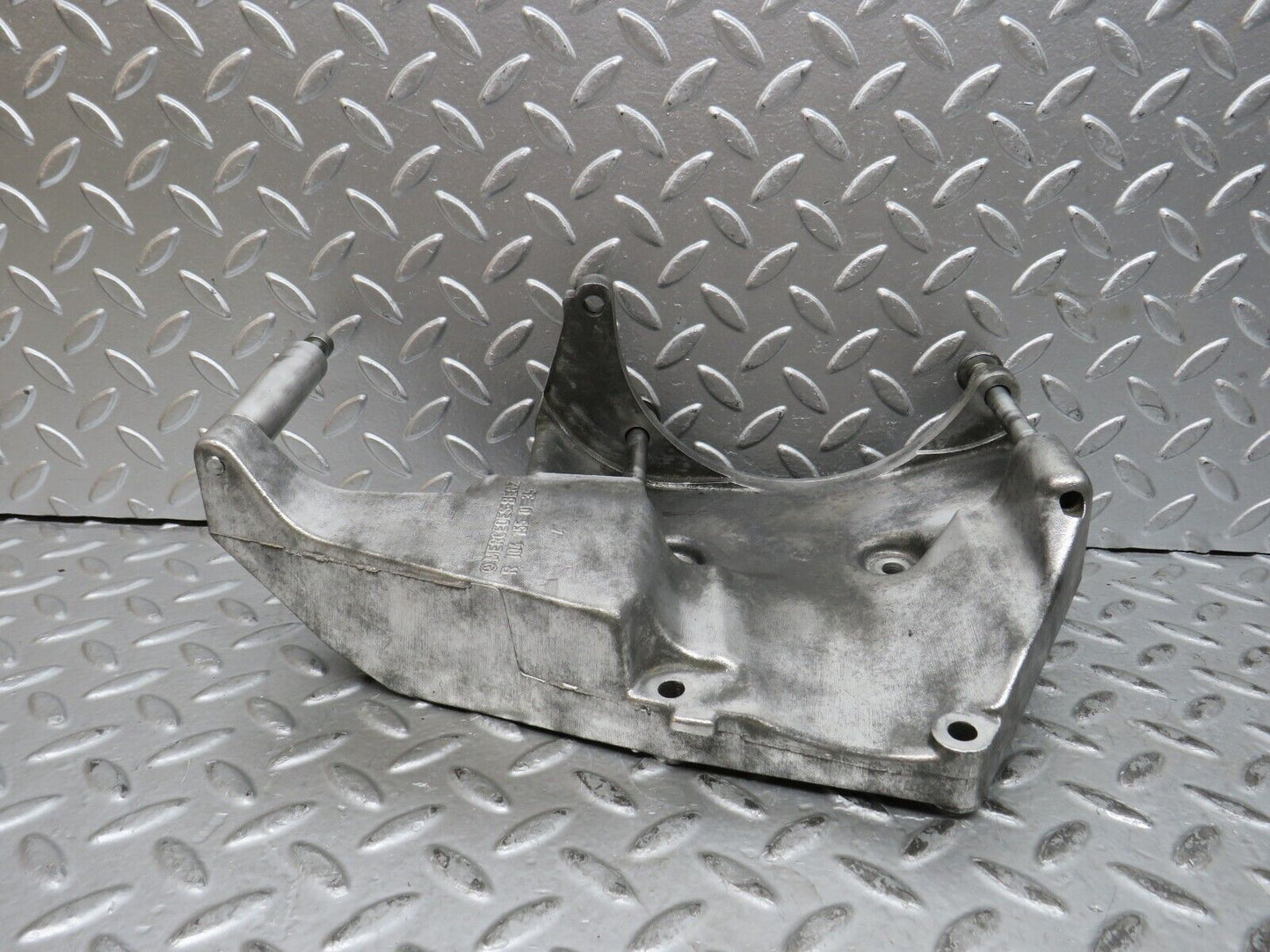 29028 Mercedes-Benz C124 320CE Coupe Alternator Generator Bracket 1041550135